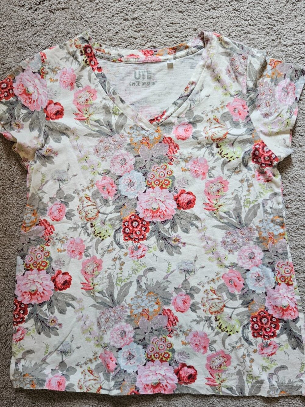 Uniqlo UT Épice Design Floral T-Shirt Size S — V-Neck / Peony Print / Lightweigh